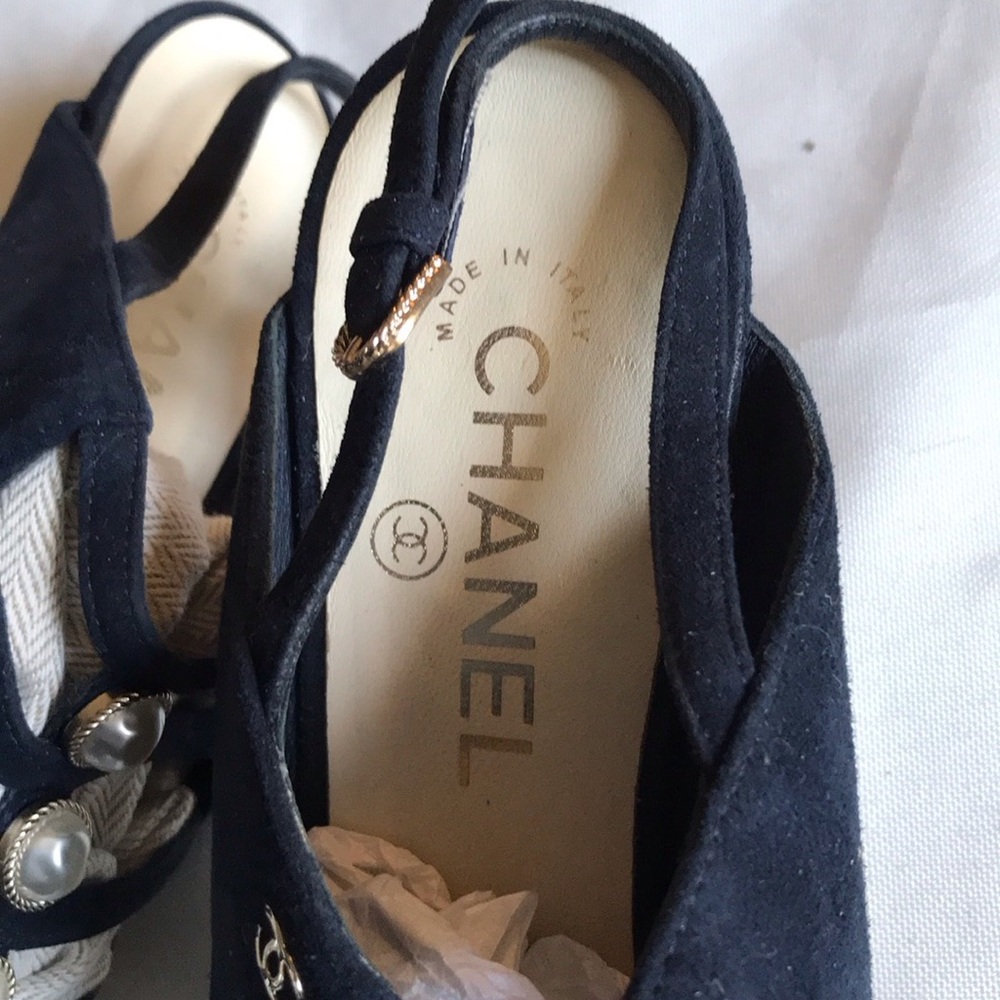 Chanel INTERLOCKING CC LOGO SLINGBACK SANDALS - Picture 13 of 16